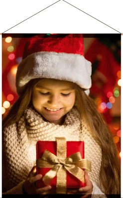 Pancartas De Navidad E Invierno|Bandera De Navidad>DecoWoerner Bandera De Tela Ignífuga "Niña Con Regalo De Navidad" Tela De Bandera 100 X 140 Cm rojo