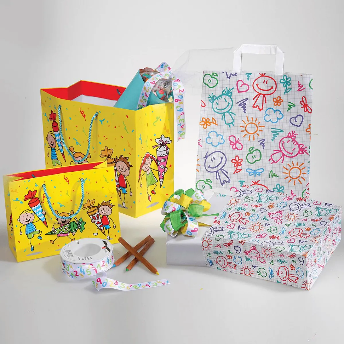 Bolsas De Regalo Y Bolsas Portátiles|Decoración Temática>DecoWoerner Bolsa De Papel "Feliz", 18 X 22 X 8 Cm multicolor