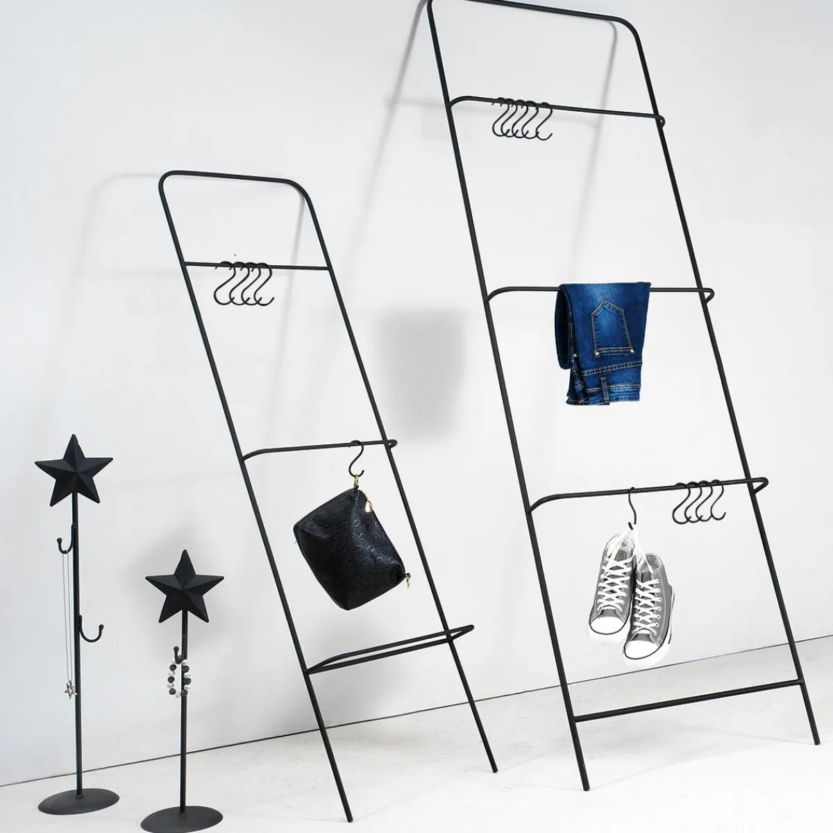 Expositores Para Tiendas>DecoWoerner Escalera Decorativa Con Soporte Universal, Longitud 140 Cm negro