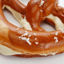 Platos Y Comida Rápida|Pan Y Pastel>DecoWoerner Maniquí De Pretzel De Mantequilla Con Sal Gruesa marrón