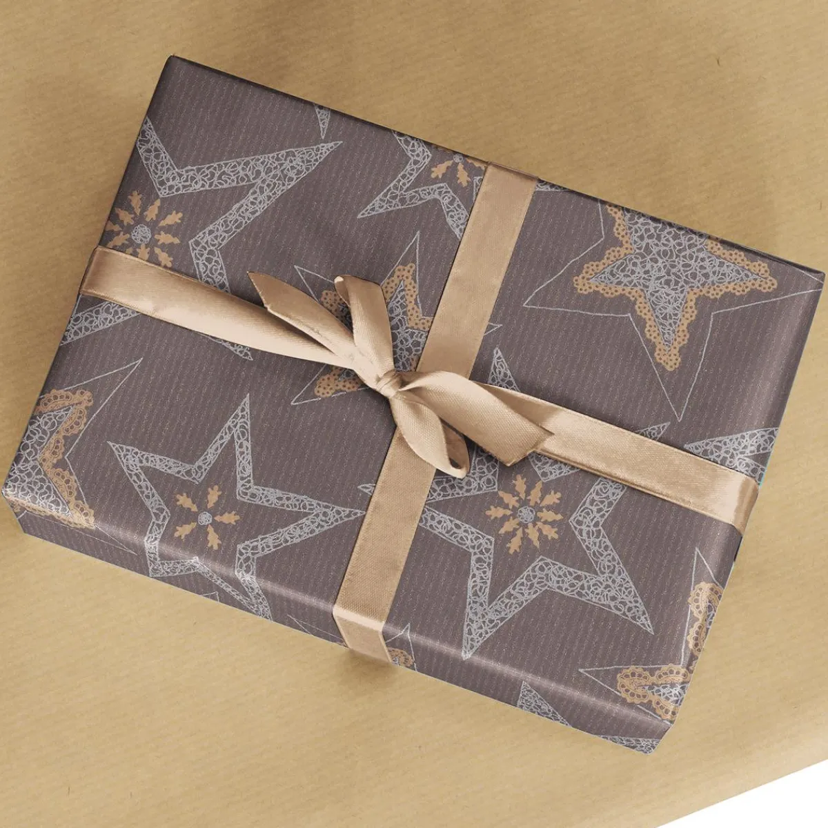 Papel De Regalo|Go Green - Envoltorio Para Regalo Ecológico>DecoWoerner Papel Kraft Reciclado Oscuro Con Estrellas Plateadas - Rollo De Papel De Regalo De 50 M marrón