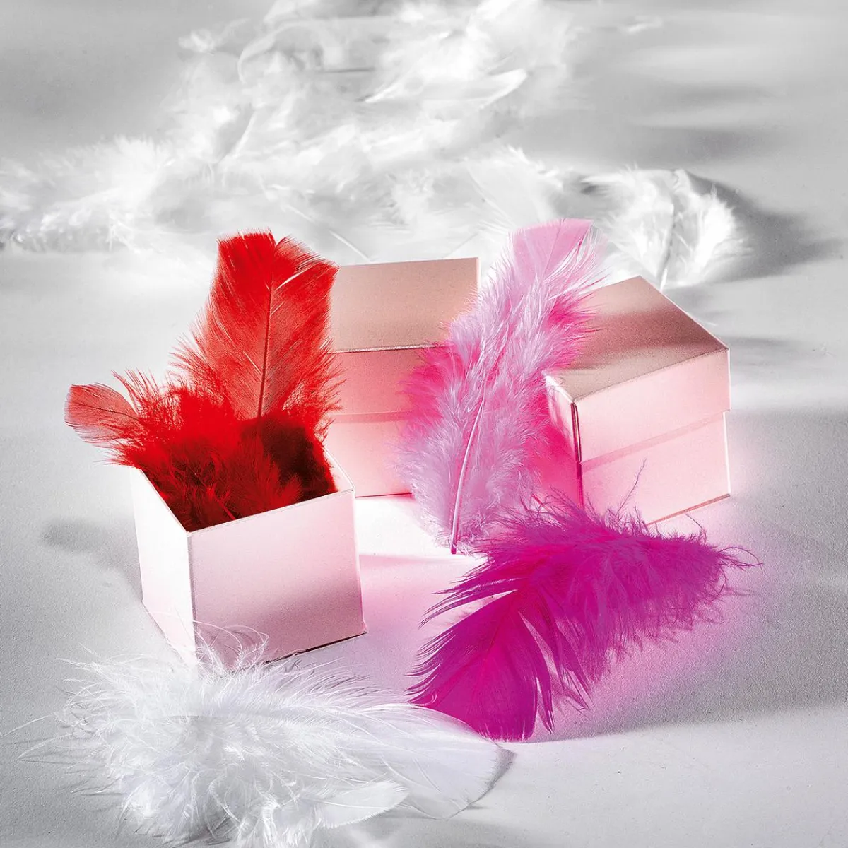 Decoración Dispersa>DecoWoerner Plumas Decorativas Rojas, 20 G rojo